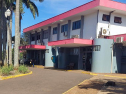 Bando invade casa no Parque do Lago, esfaqueia homem e rouba moto