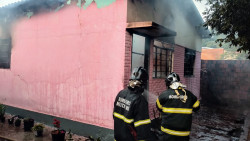 Casa é destruída por fogo em área central de Dourados