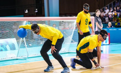 Atual campeão, goalball do Brasil supera França na estreia em Paris