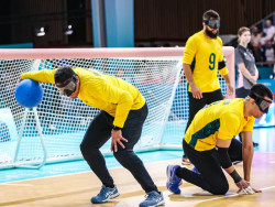 Atual campeão, goalball do Brasil supera França na estreia em Paris