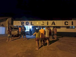 Homem e mulher são perseguidos por Corolla preto e feridos a tiros