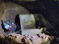 Motociclista cai em valeta de obras de drenagem de águas em Dourados