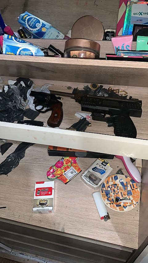 Armas, dinheiro e drogas apreendidos na operação em Maracaju (Imagem: Divulgação)