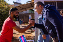 Nos primeiros programas de TV, Alan mostra problemas enfrentados no início da gestão