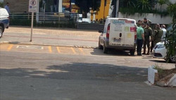 Vídeo mostra momento em que assaltantes roubam malote em frente a banco