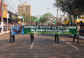 Desfile atrai 25 mil para a Marcelino Pires; veja as imagens