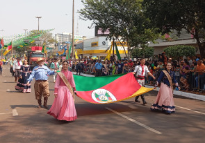 Desfile atrai 25 mil para a Marcelino Pires; veja as imagens