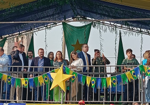Desfile atrai 25 mil para a Marcelino Pires; veja as imagens