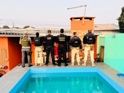 Polícia deflagra operação para desarticular depósito de drogas e armas