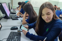 Celulares apreendidos pela Polícia Penal se transformam em ferramentas de ensino em escola