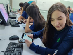 Celulares apreendidos pela Polícia Penal se transformam em ferramentas de ensino em escola