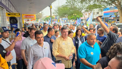 Multidão acompanha caminhada de Marçal com governador Eduardo Riedel em Dourados