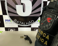 Polícia Militar prende mulher que estava no portão com revólver na mão