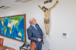 Lula sanciona leis do Dia do Pastor e da Pastora e de proteção a expressões cristãs