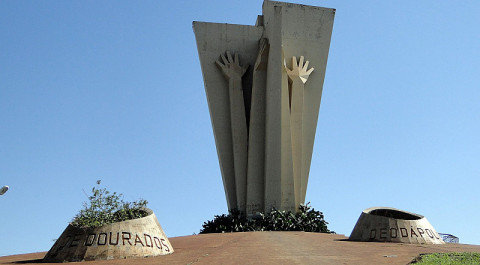 Monumento ao Colono, principal símbolo de Dourados, onde covid já matou 293 moradores (Divulgação)