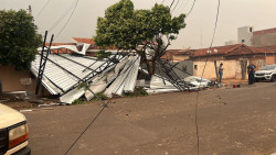 Vento arranca estrutura metálica, destelha casas e derruba árvores