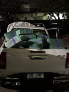 Polícia apreende Hilux tombada com quase 700 quilos de maconha