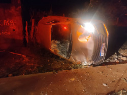 Embriagado jovem foge de abordagem policial e tomba veículo na fuga