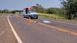 Agora: motociclista bate de frente em Fiat Uno e morre no anel viário