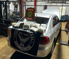 PF apreende droga após denúncia revelar dupla “em atitude suspeita” em carro