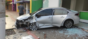 Motorista perde controle e invade escritório da PAX na Marcelino Pires
