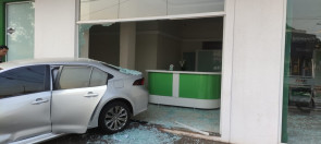 Motorista perde controle e invade escritório da PAX na Marcelino Pires