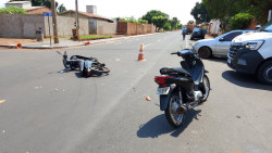 Motos batem em cruzamento com mudança de preferencial e 3 ficam feridos