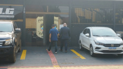 Homem que matou desafeto em frente à conveniência se apresenta e confessa crime