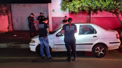 Homem é encontrado morto dentro de carro e polícia investiga o caso