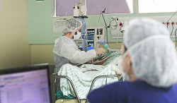 Paciente na UTI do Hospital Regional de MS (Saul Schramm)