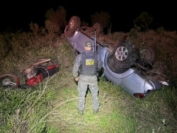 Trio capota caminhonete furtada após tentar fugir do DOF