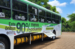 Governo do Estado firma parcerias e ônibus movido 100% a GNV começa a ser testado