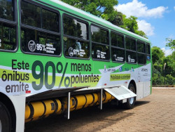 Governo do Estado firma parcerias e ônibus movido 100% a GNV começa a ser testado