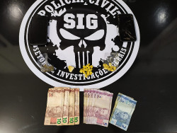 Drogas e dinheiro encontrados na residência (Imagem: Adilson Domingos)