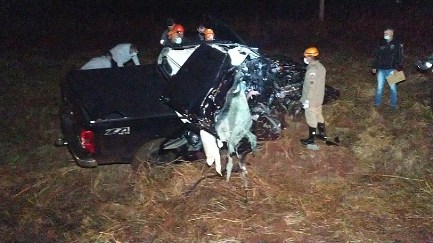 Acidente na BR-163 deixou caminhonete destruída e jovem morreu na hora (Imagem: Adilson Domingos)