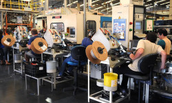 Contratações do setor industrial têm salto de 75% e