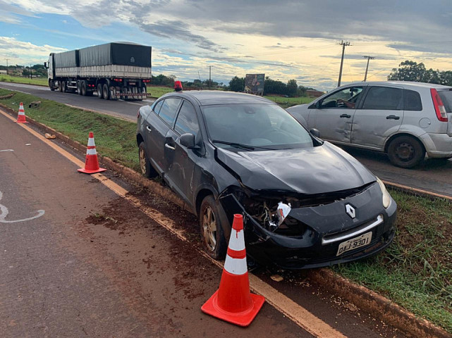 Viatura da PRF saiu da pista após batida em carro atingido pelo condutor da Toro (Divulgação)