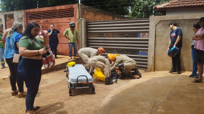 Jovem em moto fica em estado grave após bater em caminhonete em Dourados