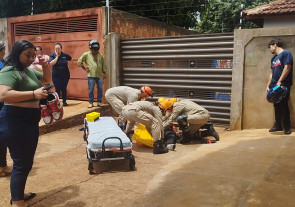 Jovem em moto fica em estado grave após bater em caminhonete em Dourados