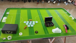 Com jogadores profissionais, promotor inaugura mais duas mesas de futebol em escola