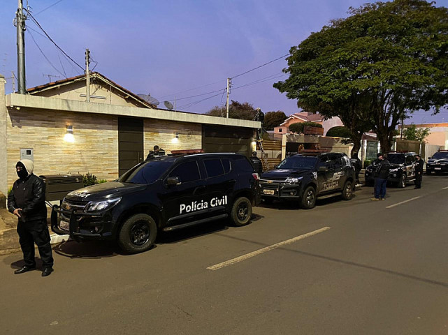 Policiais cumprem mandados em Ponta Porã (Imagem: Defron)