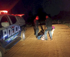 Homem é morto a golpes de faca e autor preso tentando esconder sangue no chão