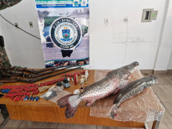 Polícia Ambiental apreende armas e peixes capturados durante piracema