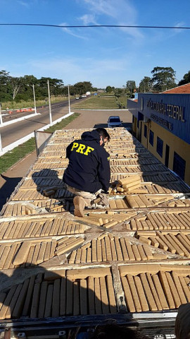 Droga apreendia pela PRF em Bataguassu (Imagem: PRF)