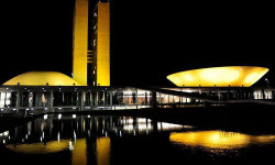 Congresso recebe iluminação amarela em apoio ao combate às hepatites