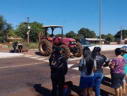 Em protesto por falta de água, indígenas bloqueiam MS-156