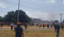 Batalhão de Choque enfrenta resistência e usa bombas de gás para liberar rodovia