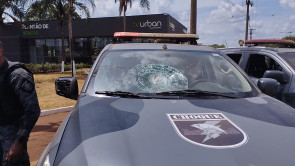 Confronto tem 5 policiais feridos, além de indígenas, e 10 viaturas danificadas