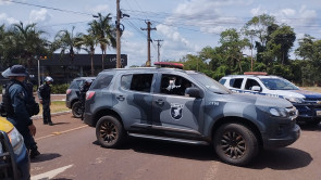 Confronto tem 5 policiais feridos, além de indígenas, e 10 viaturas danificadas