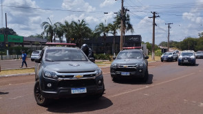 Confronto tem 5 policiais feridos, além de indígenas, e 10 viaturas danificadas
